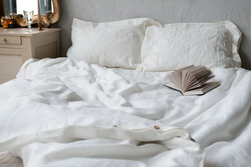 Lit défait avec punaises de lit invisible